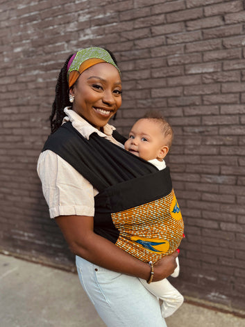 Mochila portabebés con estampado africano