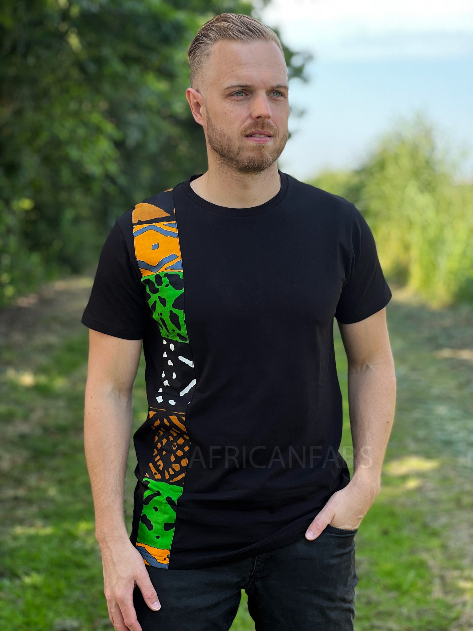 Camiseta con detalles de estampado africano - banda bogolan verde