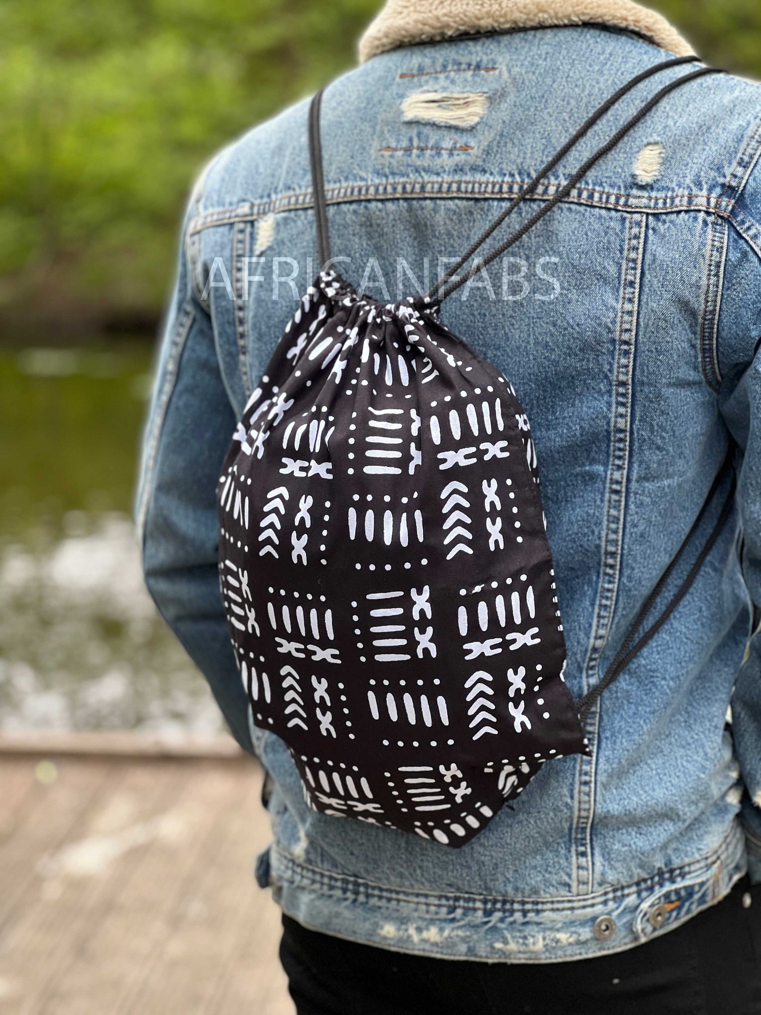 Bolso de cordón con estampado africano / Saco de gimnasio / Bolso de escuela / Mochila Ankara / Bolso de festival - Bogolan negro / blanco